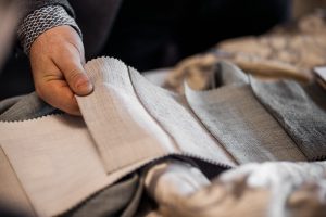 Hand hält Stoffmuster für Polster- und Vorhangstoffe